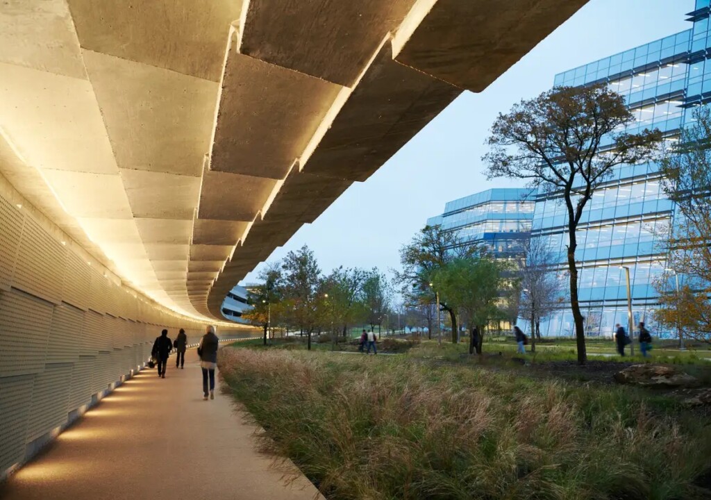 American Airlines exterior sidewalk